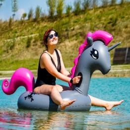 corimori Luftmatratze Einhorn Ruby, Wasser-Spielzeug für Strand & Pool-Party, Schwimmtier, Badeinsel aus Premium PVC, Designed in Germany